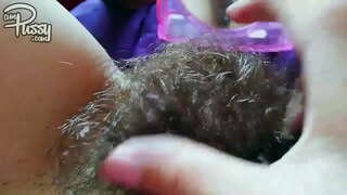 ���ັກແຟນມີຂົນກັນ masturbates ກົງກັນຂ້າມບ່ອນແລກປ່ຽນ