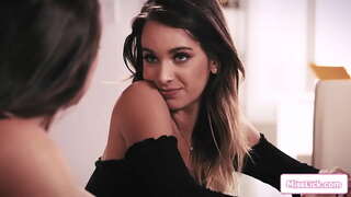 Busty tino rangatira e hiahia ana ki te kite i a ia e te raru, brunette kaimahi perky tits ki te hiahia ia ki te pupuri i tana mahi.Ka whakatakoto ia i runga i ona turi, ki te mitimiti i tona teen topanga