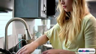 Big tits Blondine kommt früher nach Hause zu Ihren kleinen Titten gf und Sie Feiern mit lesbischen sex.Sie küssen sich und busty babe umrandeten und facesits Ihr