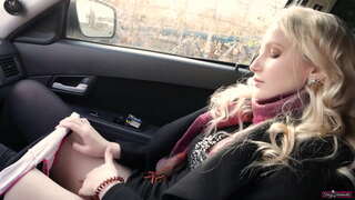 Студенческая девушка кричит громко, кончая после мастурбации своей киски