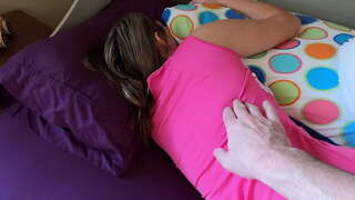 Vater bekommt Stieftochter am morgen mit seinem riesigen Schwanz