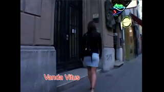 Brünette Schönheit Sarah Blau mit natürlichen Titten reitet Hahn in allen Positionen