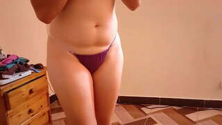 Шлюховата мачуха трахає мене і смокче мій член, коли я приходжу після цілоденного навчання