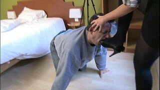 Ƅ�人の作男性のスレーブリック彼女のハイヒールの靴