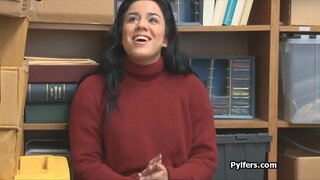 Zgodna Latino lopov je uhapsio i jebe napaljeni čuvar