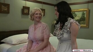 ���ერა ჩამოდის მისი შავგრემანი მეგობარს და ისინი დაიწყოს ლაპარაკი ზომა მათი ძუძუები.ამის შემდეგ,ისინი აღგზნებული და ისინი დაიწყოს kissing ერთმანეთს.შემდეგი არის მისი მეგობარი sucks, ღრმად ფუჩური.სანაცვლოდ მას იგივეს, რომ მისი მეგობარი.