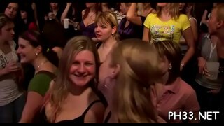 Tamin &#039; ny vehivavy janga nikiakiaka amin&#039;ny fampiasana azy amin&#039;ny bibidia vondrona firaisana ara-nofo amin&#039;ny waiters