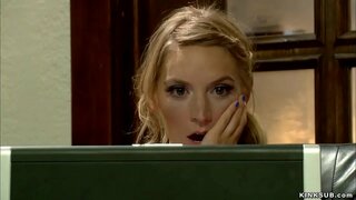 Jèn timoun blond Mona Wales yo te jwenn pònografi fim nan li stepmom Simone Sonay sou entènèt ak lè sa a, vide ak twou dèyè foutu l &#039; nan esklavaj nan kabann nan