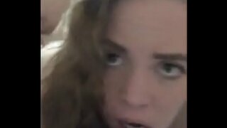 Pwet brown ang buhok deepthroats at tumatagal ng tamod bago farting ito habang cumming